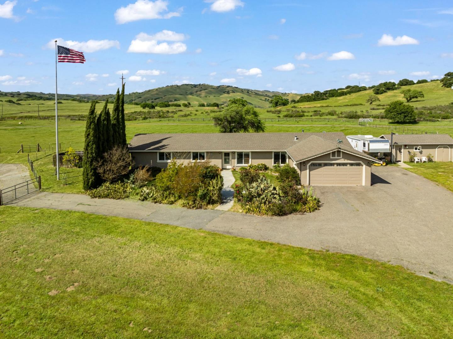 Detail Gallery Image 118 of 125 For 38780 Dinosaur Point Rd, –,  CA 95023 - 3 Beds | 2/1 Baths