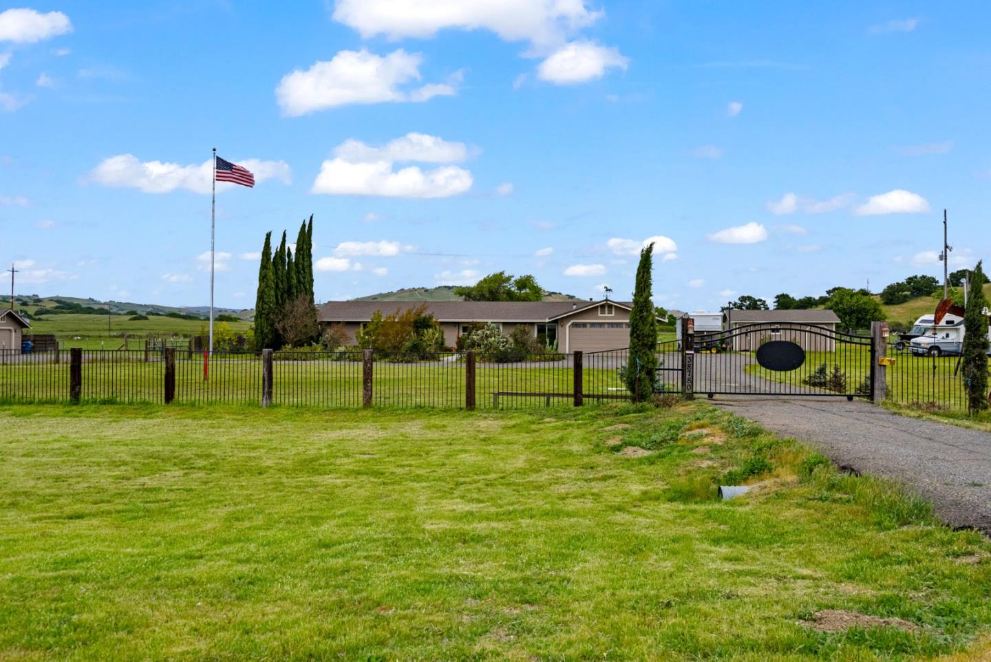 Detail Gallery Image 2 of 125 For 38780 Dinosaur Point Rd, –,  CA 95023 - 3 Beds | 2/1 Baths