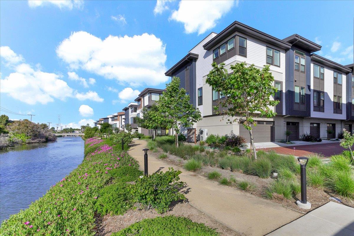 Detail Gallery Image 2 of 66 For 210 Waters Park Cir #204,  San Mateo,  CA 94403 - 3 Beds | 2 Baths