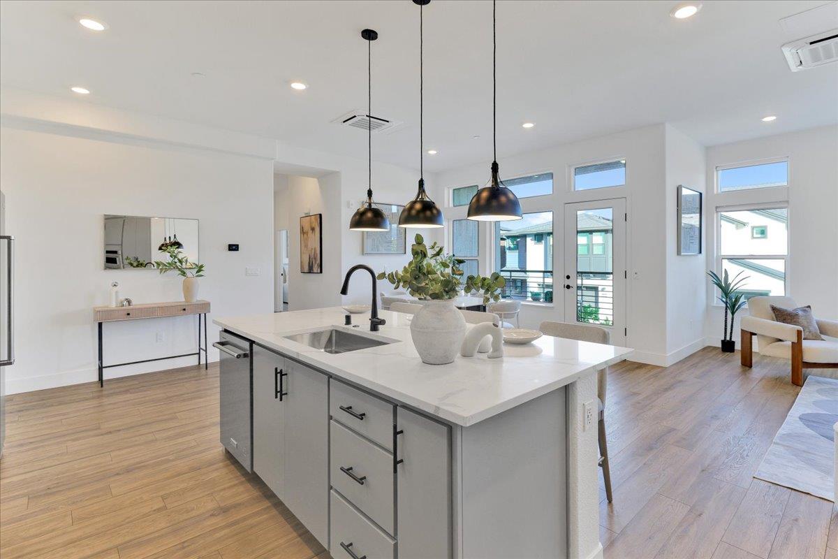 Detail Gallery Image 7 of 66 For 210 Waters Park Cir #204,  San Mateo,  CA 94403 - 3 Beds | 2 Baths