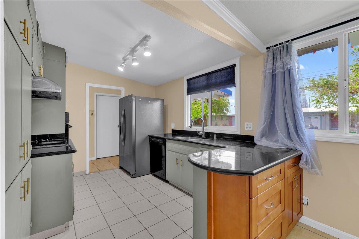 Detail Gallery Image 12 of 37 For 24622 Heather Ct, Hayward,  CA 94545 - 4 Beds | 3 Baths