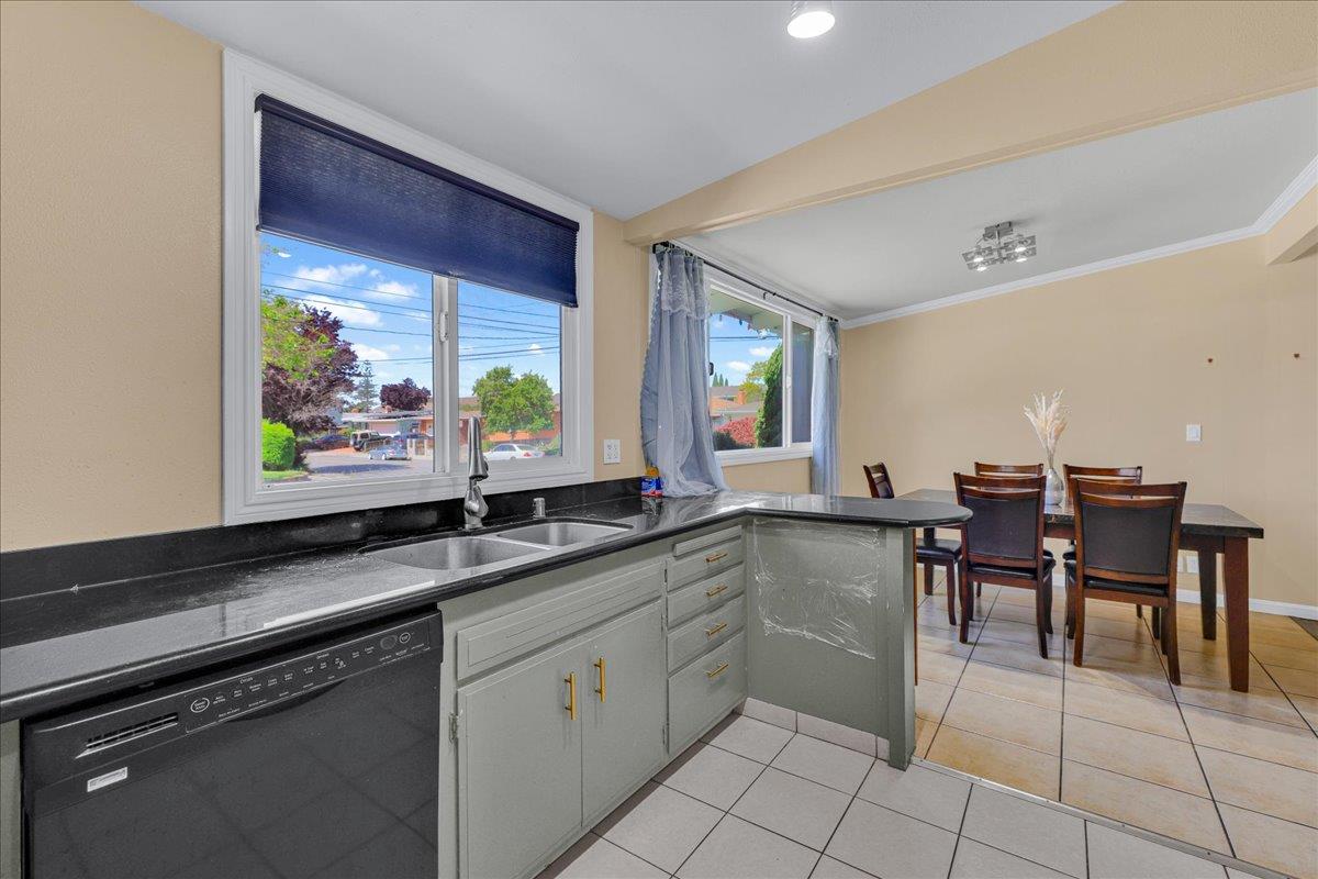 Detail Gallery Image 14 of 37 For 24622 Heather Ct, Hayward,  CA 94545 - 4 Beds | 3 Baths