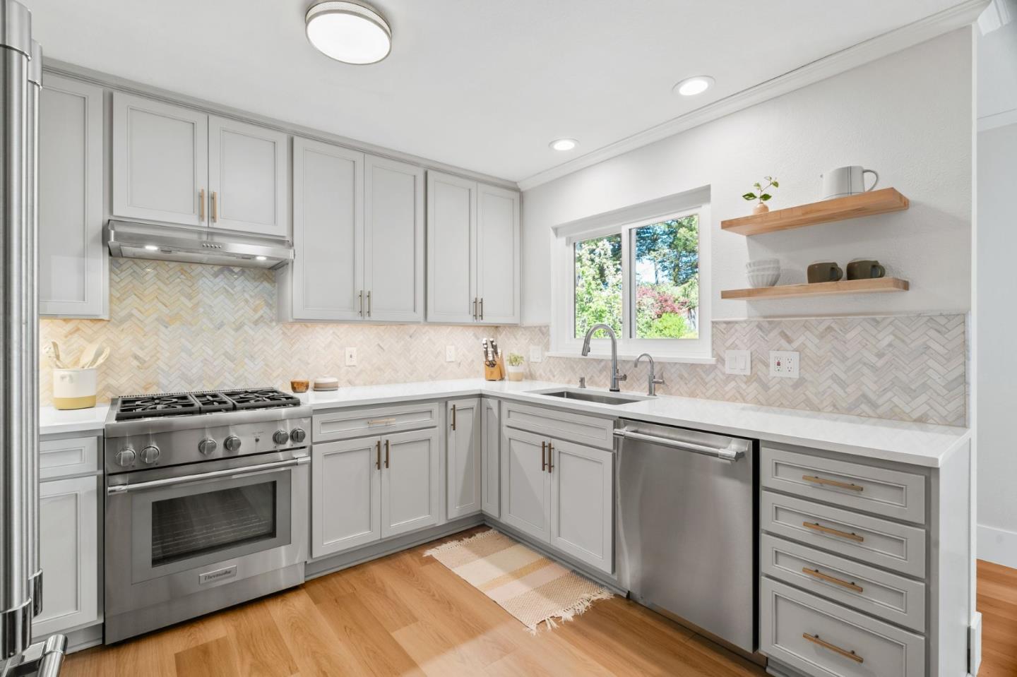 Detail Gallery Image 7 of 55 For 1085 Barcelona Dr, Pacifica,  CA 94044 - 4 Beds | 3 Baths