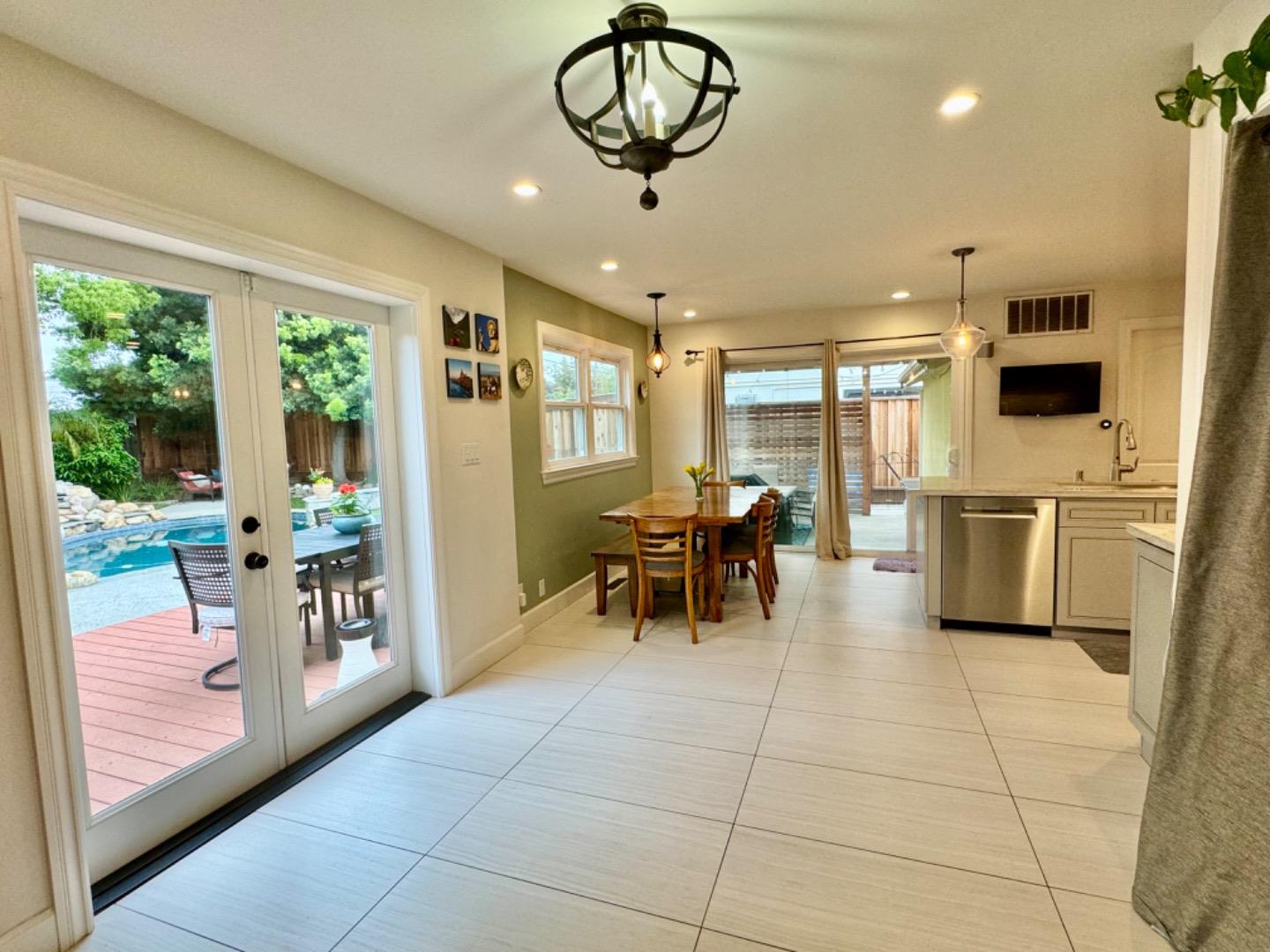 Detail Gallery Image 11 of 39 For 4670 Sherbourne Dr, San Jose,  CA 95124 - 4 Beds | 2/2 Baths