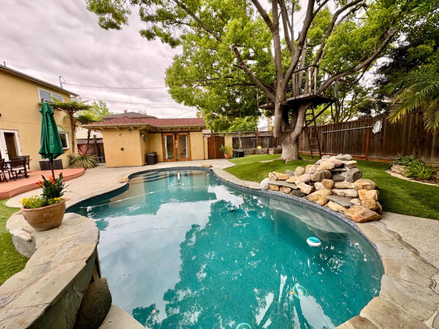 Detail Gallery Image 27 of 39 For 4670 Sherbourne Dr, San Jose,  CA 95124 - 4 Beds | 2/2 Baths