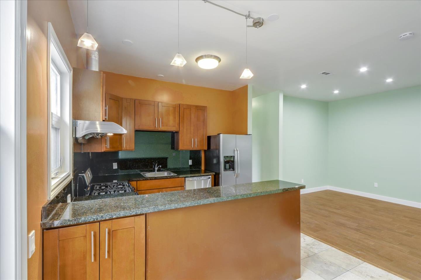 Detail Gallery Image 11 of 31 For 1547 Sherman St a,  Alameda,  CA 94501 - 4 Beds | 2 Baths