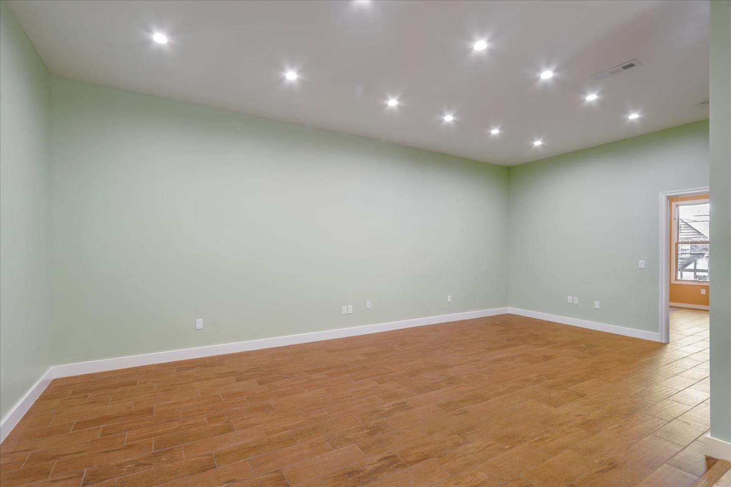 Detail Gallery Image 6 of 31 For 1547 Sherman St a,  Alameda,  CA 94501 - 4 Beds | 2 Baths