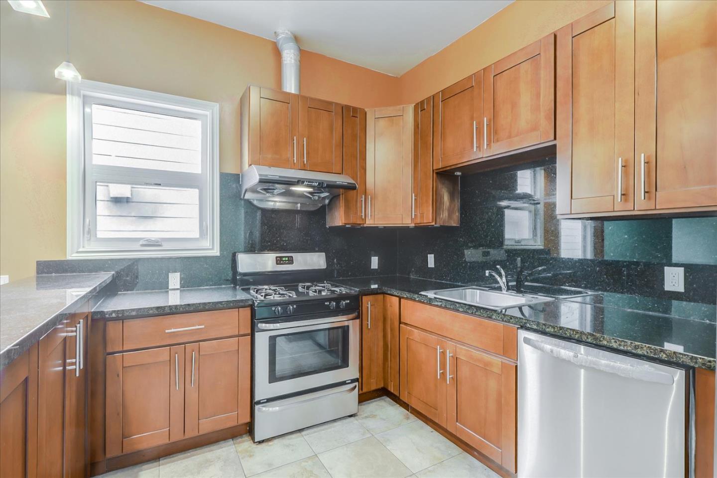 Detail Gallery Image 9 of 31 For 1547 Sherman St a,  Alameda,  CA 94501 - 4 Beds | 2 Baths