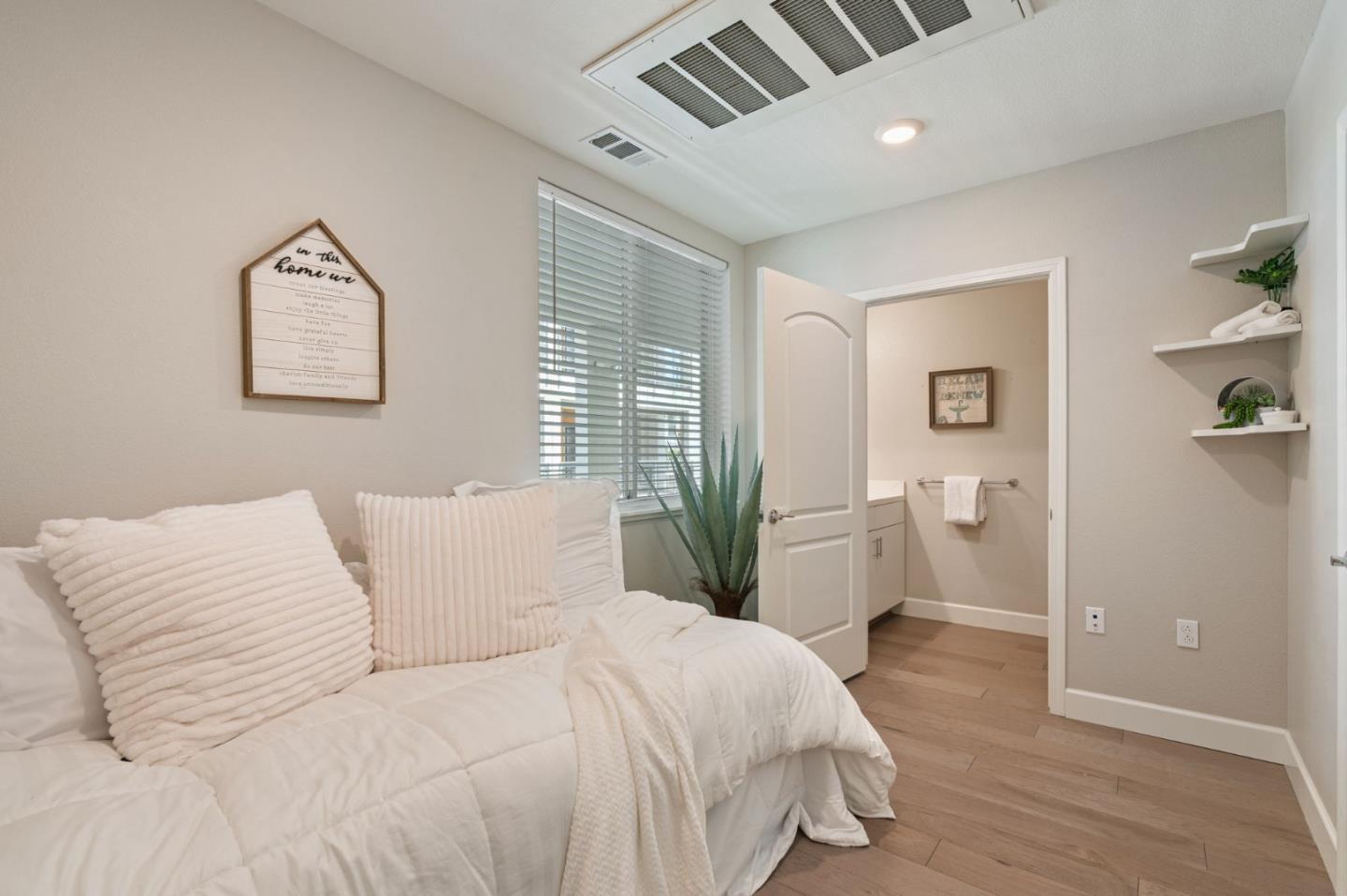 Detail Gallery Image 4 of 23 For 3027 Manuel St #2,  San Jose,  CA 95136 - 2 Beds | 1/1 Baths