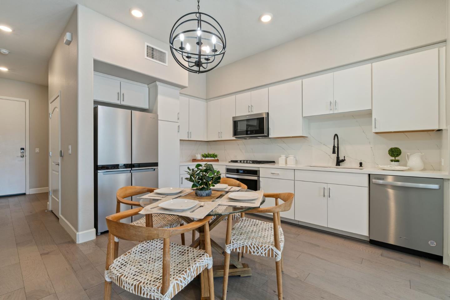 Detail Gallery Image 7 of 23 For 3027 Manuel St #2,  San Jose,  CA 95136 - 2 Beds | 1/1 Baths