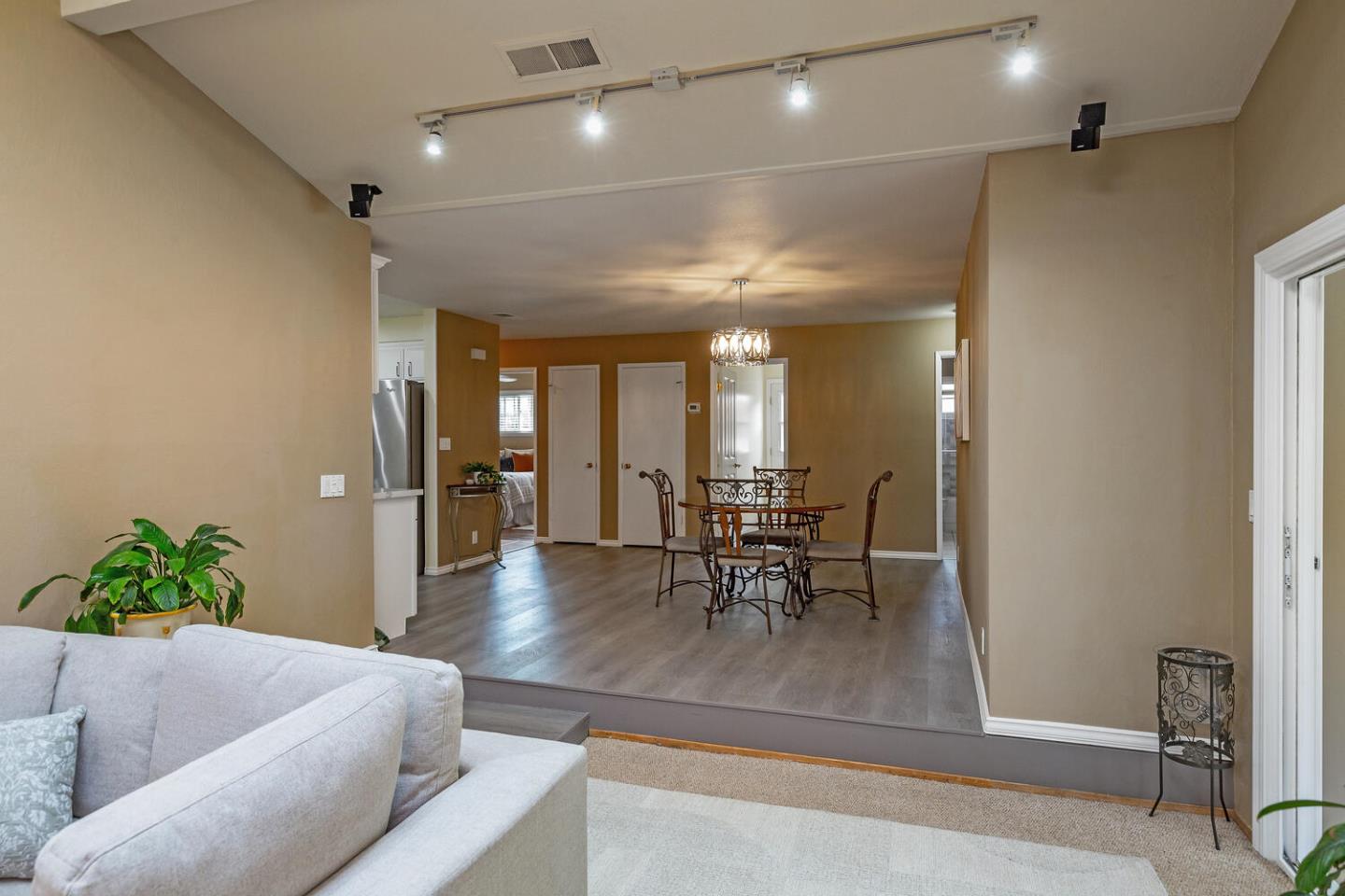 Detail Gallery Image 6 of 25 For 1011 Rawlings Dr, San Jose,  CA 95136 - 3 Beds | 2 Baths