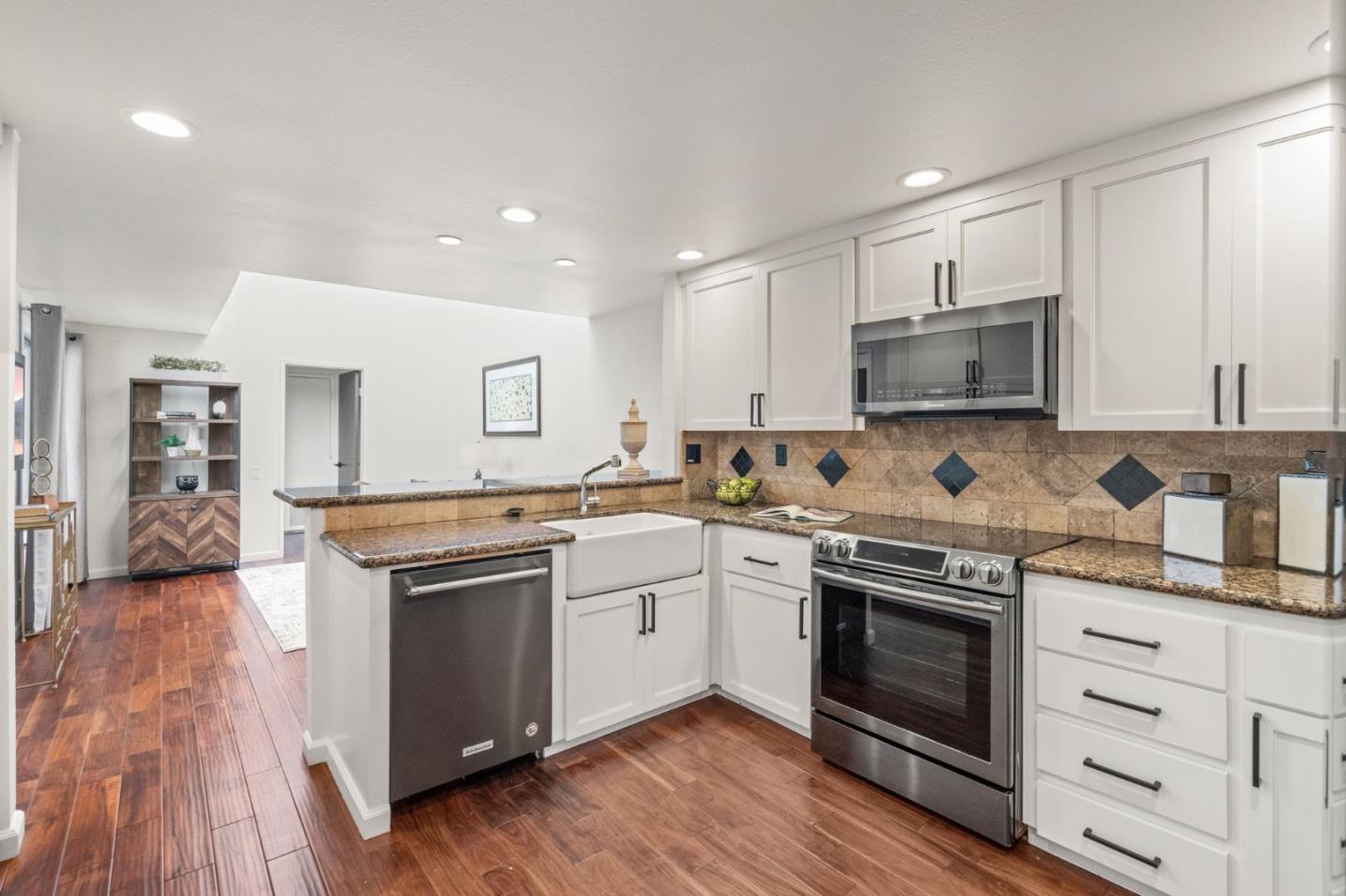Detail Gallery Image 8 of 51 For 1172 Shoreline Dr, San Mateo,  CA 94404 - 3 Beds | 2/1 Baths