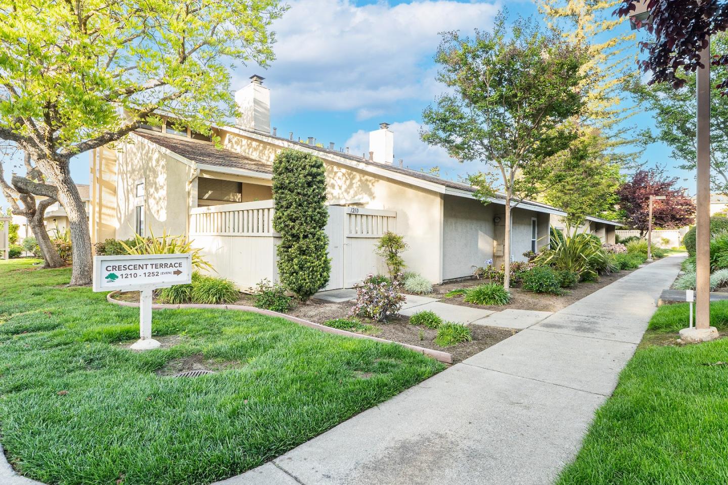 Detail Gallery Image 3 of 45 For 1216 Crescent Ter, Sunnyvale,  CA 94087 - 3 Beds | 2 Baths