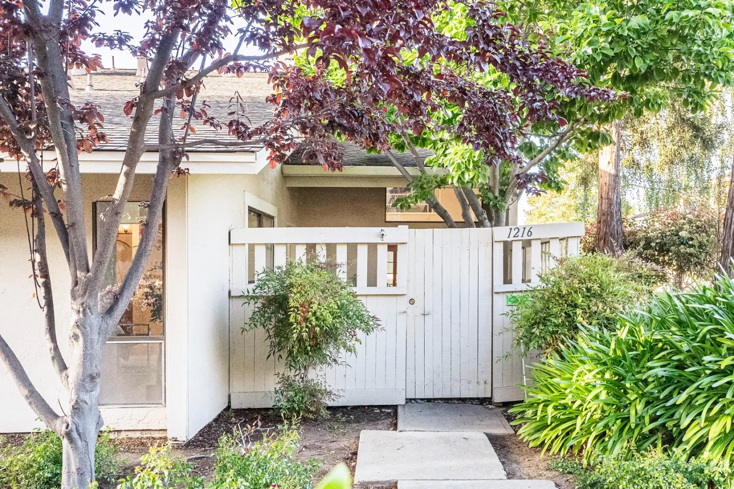 Detail Gallery Image 4 of 45 For 1216 Crescent Ter, Sunnyvale,  CA 94087 - 3 Beds | 2 Baths