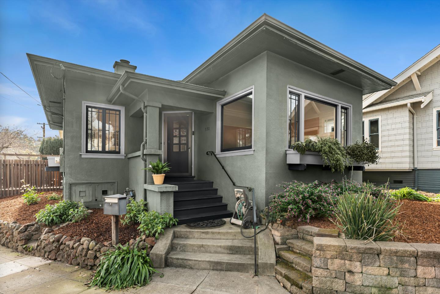 Detail Gallery Image 1 of 42 For 5150 Coronado Ave, Oakland,  CA 94618 - 2 Beds | 1 Baths