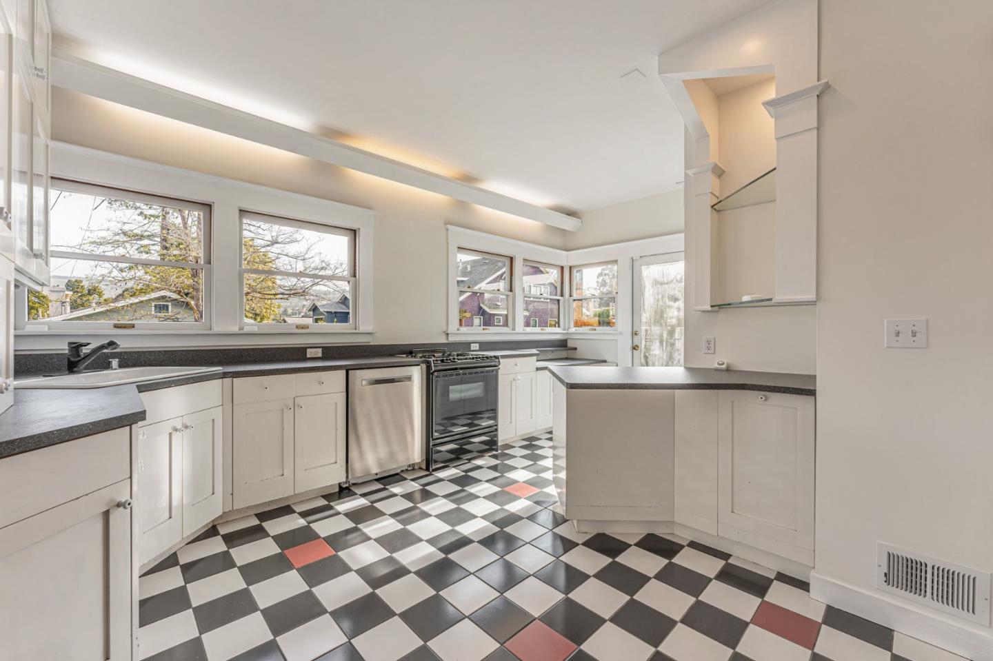 Detail Gallery Image 16 of 42 For 5150 Coronado Ave, Oakland,  CA 94618 - 2 Beds | 1 Baths