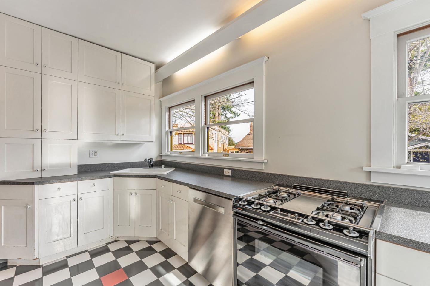 Detail Gallery Image 17 of 42 For 5150 Coronado Ave, Oakland,  CA 94618 - 2 Beds | 1 Baths