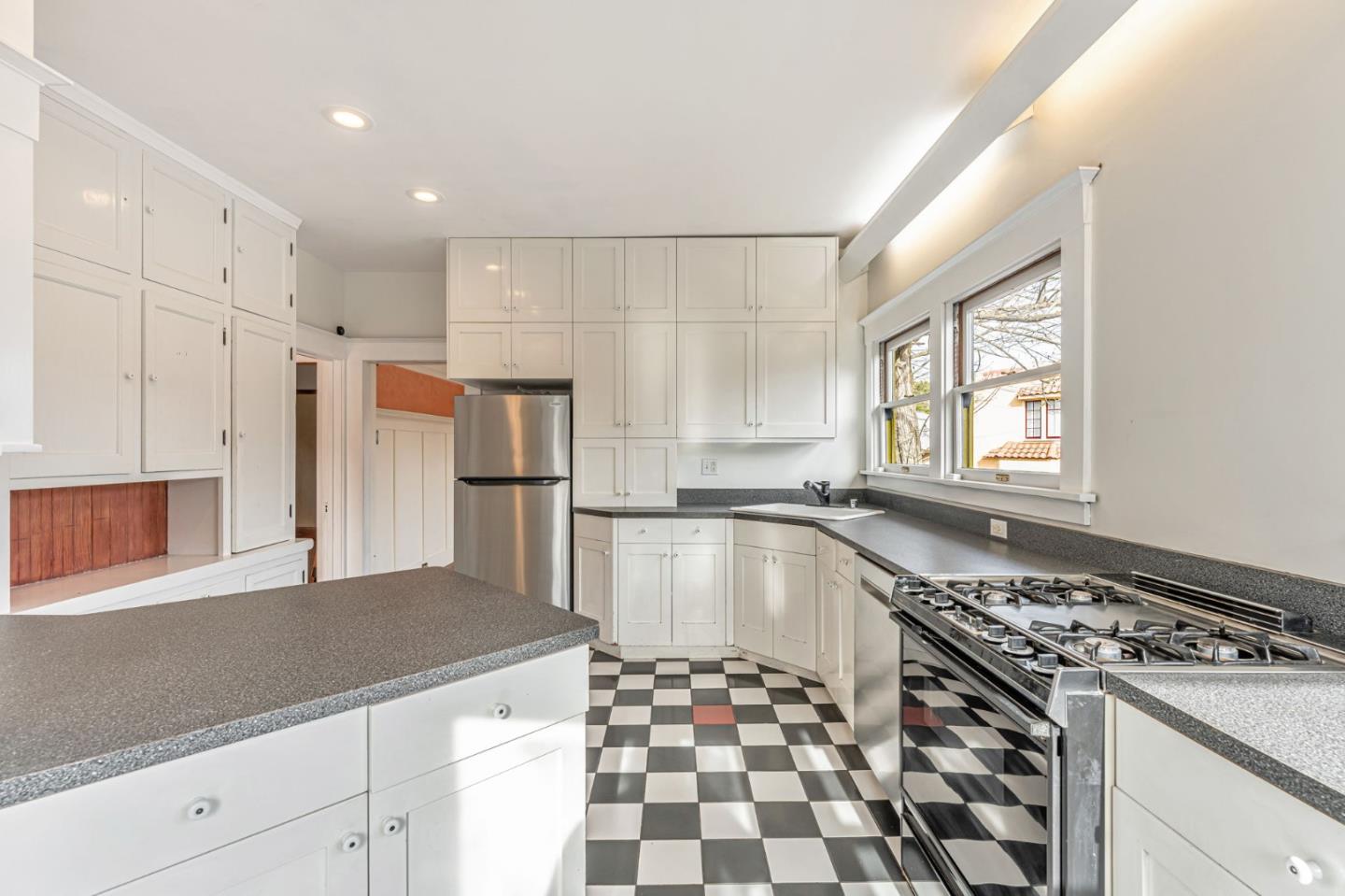 Detail Gallery Image 19 of 42 For 5150 Coronado Ave, Oakland,  CA 94618 - 2 Beds | 1 Baths