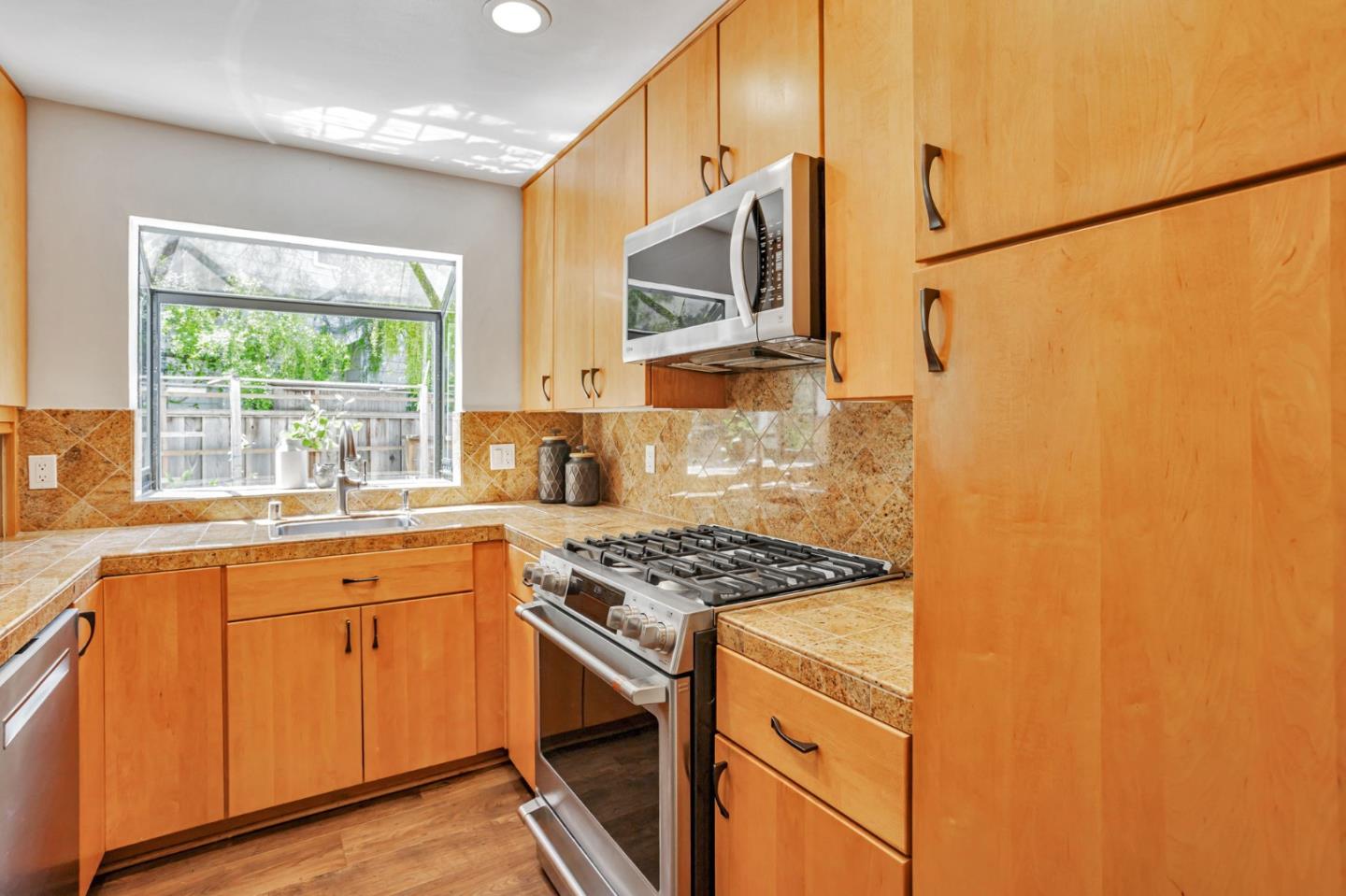 Detail Gallery Image 11 of 53 For 181 Ada Ave #26,  Mountain View,  CA 94043 - 2 Beds | 2/1 Baths