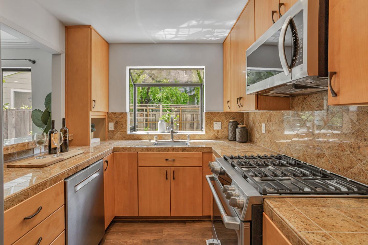 Detail Gallery Image 12 of 53 For 181 Ada Ave #26,  Mountain View,  CA 94043 - 2 Beds | 2/1 Baths