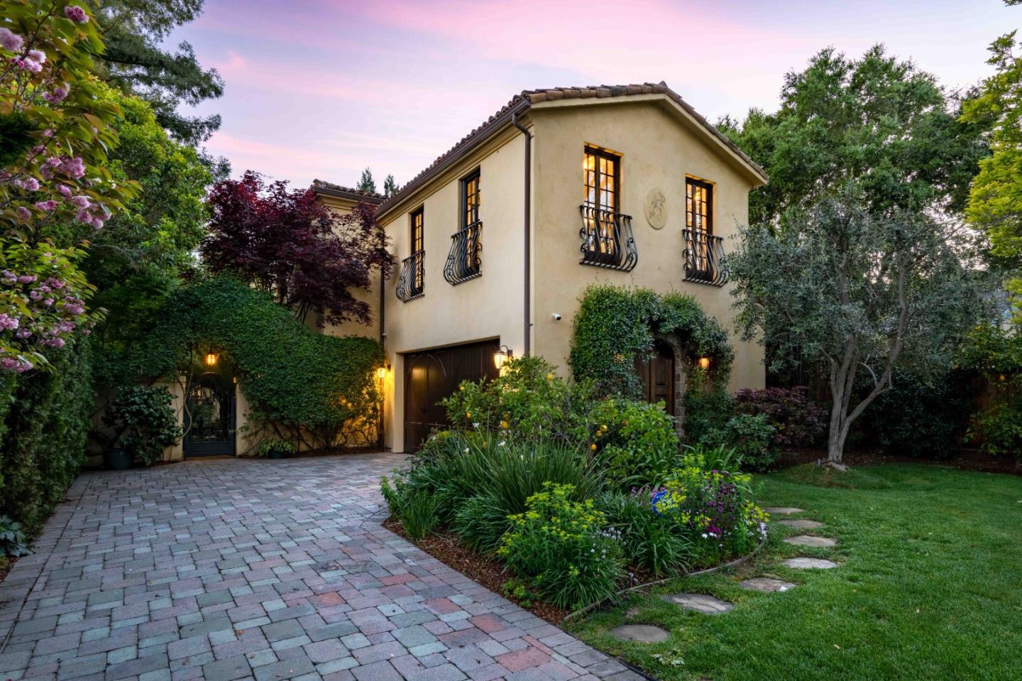 Detail Gallery Image 2 of 35 For 1932 Emerson St, Palo Alto,  CA 94301 - 6 Beds | 6 Baths