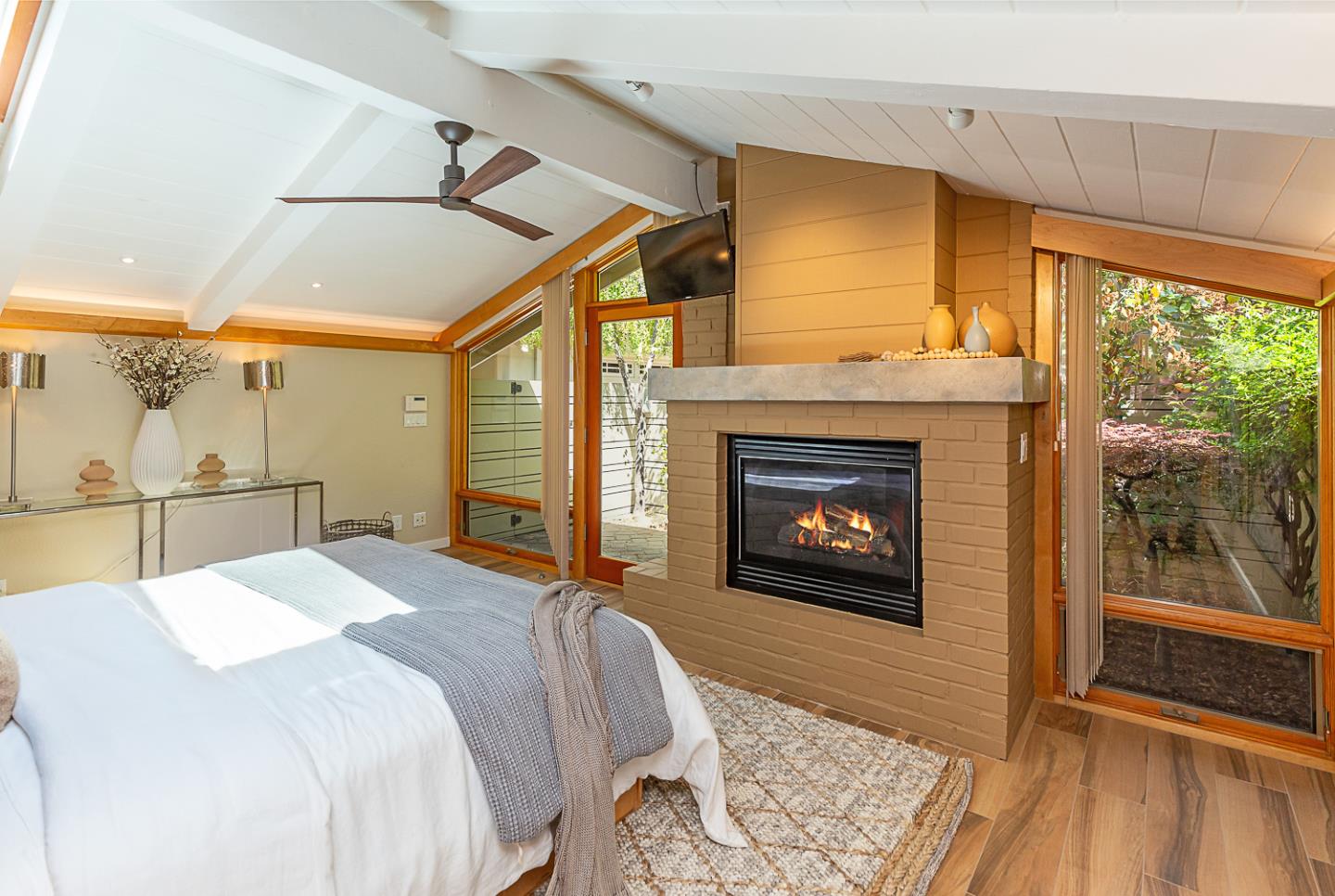 Detail Gallery Image 16 of 64 For 11525 Old Ranch Ln, Los Altos,  CA 94024 - 4 Beds | 3/1 Baths