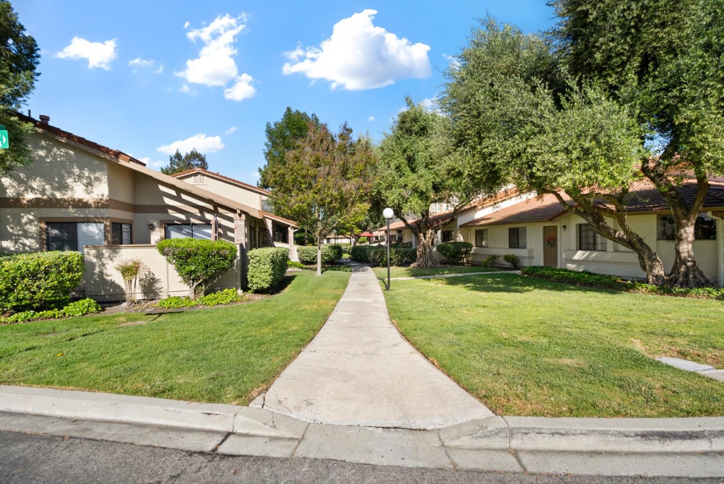 Detail Gallery Image 2 of 44 For 405 Colony Knoll Dr, San Jose,  CA 95123 - 3 Beds | 1/1 Baths
