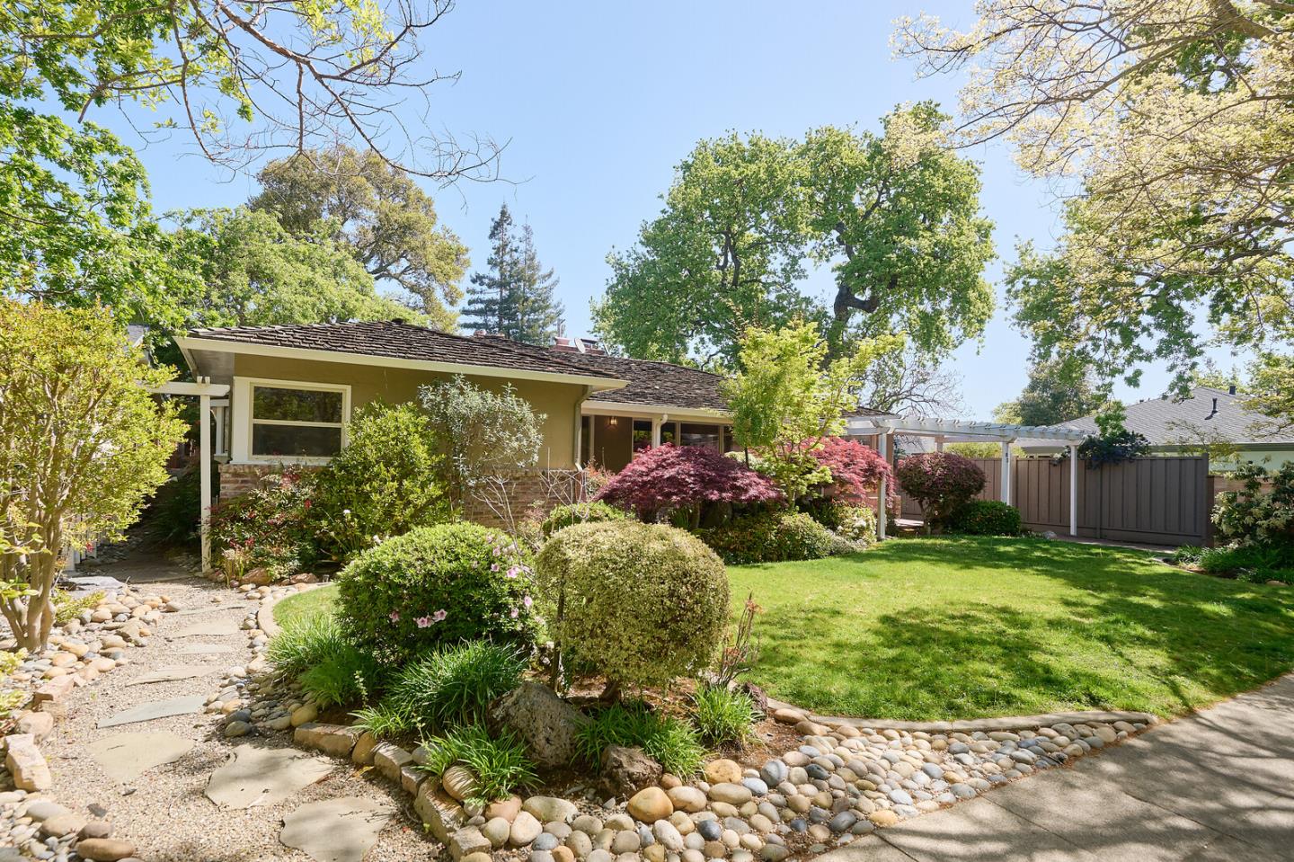 Detail Gallery Image 3 of 49 For 83 Nevada St, Redwood City,  CA 94062 - 3 Beds | 2/1 Baths