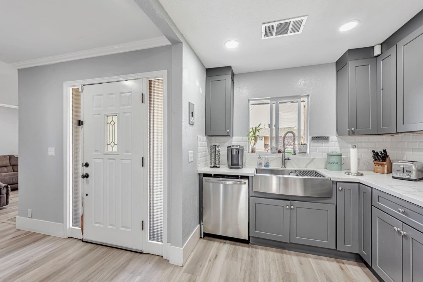 Detail Gallery Image 4 of 39 For 1247 Benedict Ct, San Leandro,  CA 94577 - 4 Beds | 3 Baths