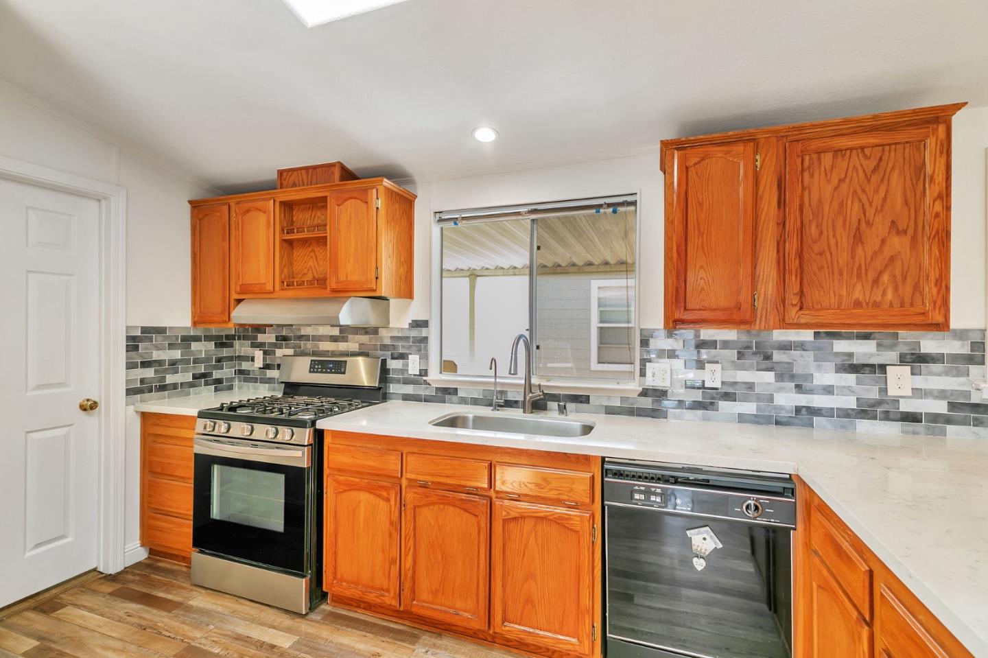 Detail Gallery Image 16 of 51 For 1220 Tasman Dr #195,  Sunnyvale,  CA 94089 - 3 Beds | 2 Baths