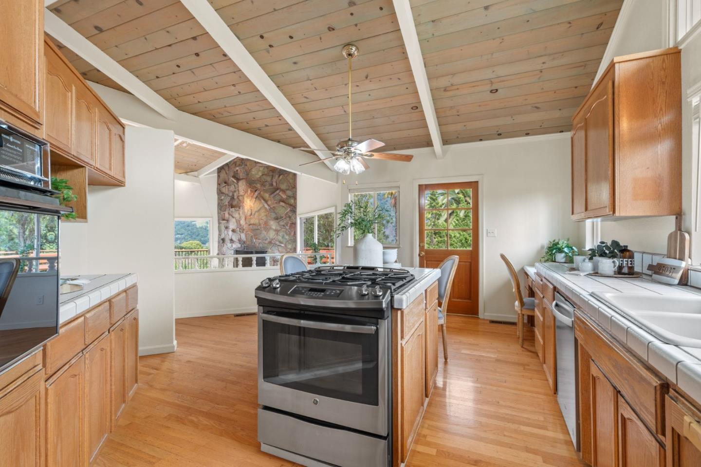 Detail Gallery Image 13 of 55 For 17121 Parkview Dr, Morgan Hill,  CA 95037 - 4 Beds | 3 Baths