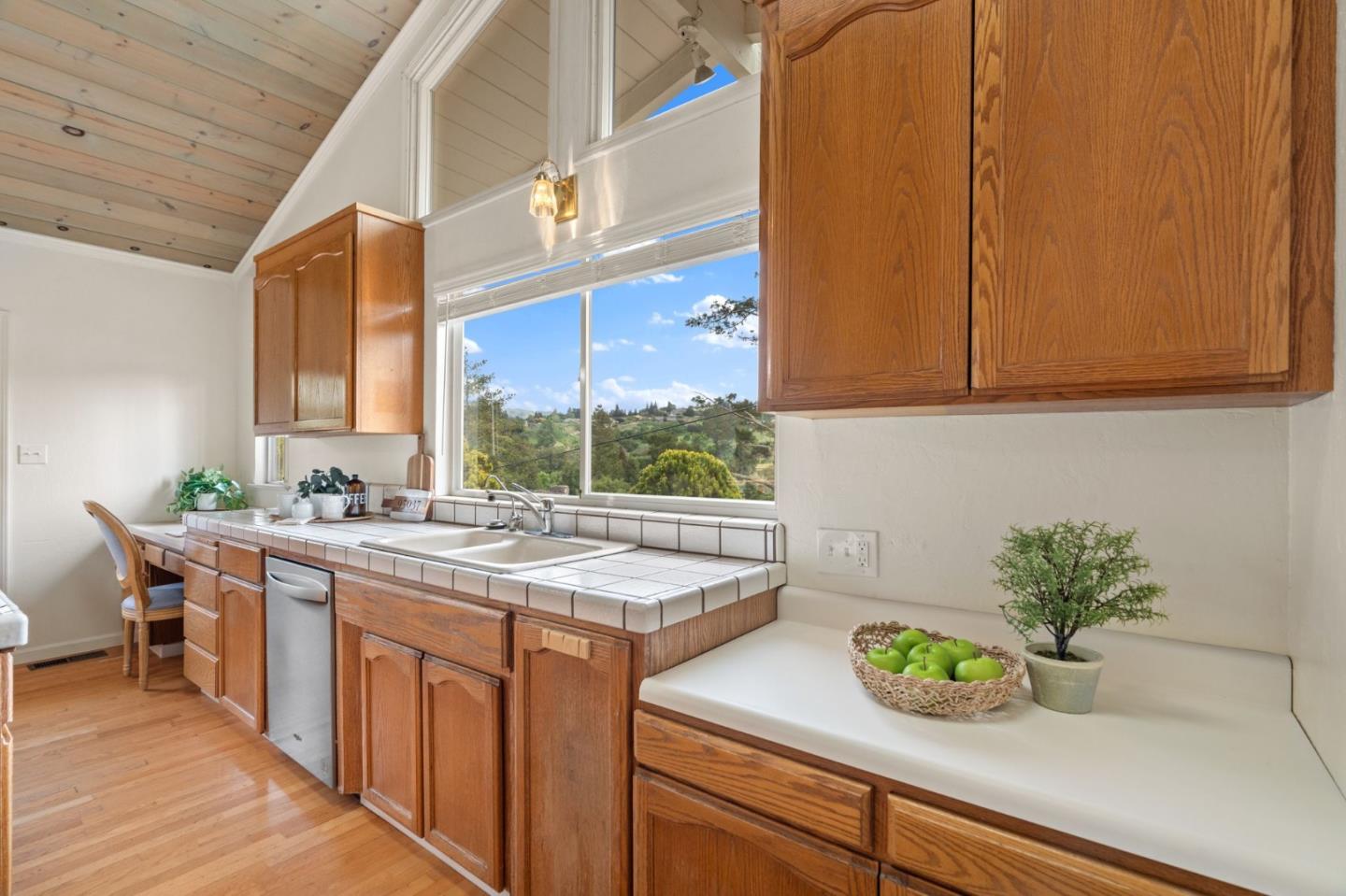 Detail Gallery Image 14 of 55 For 17121 Parkview Dr, Morgan Hill,  CA 95037 - 4 Beds | 3 Baths