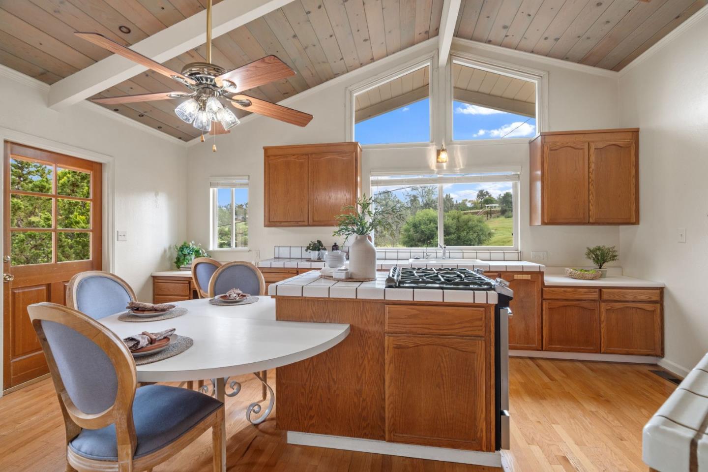 Detail Gallery Image 15 of 55 For 17121 Parkview Dr, Morgan Hill,  CA 95037 - 4 Beds | 3 Baths