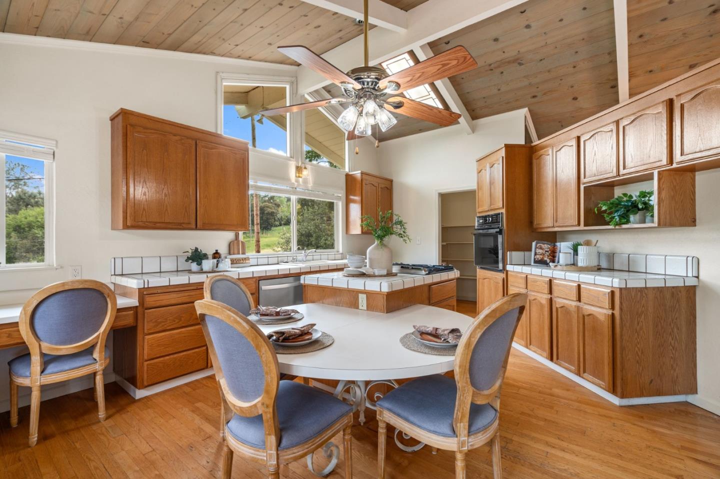 Detail Gallery Image 17 of 55 For 17121 Parkview Dr, Morgan Hill,  CA 95037 - 4 Beds | 3 Baths