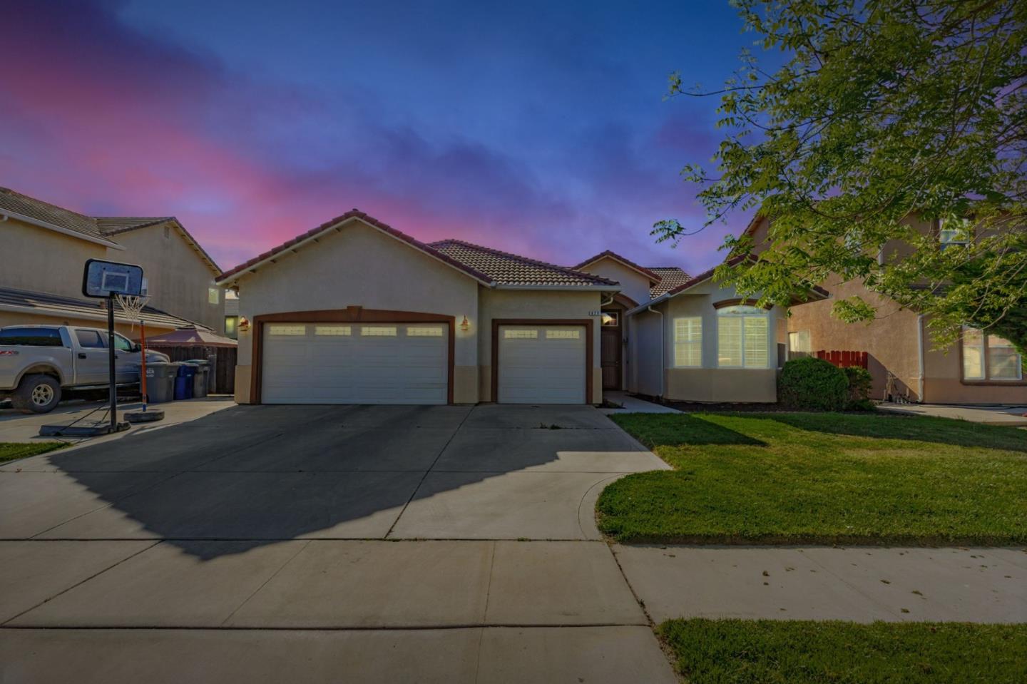 Detail Gallery Image 2 of 34 For 839 S Susan Ave, Kerman,  CA 93630 - 4 Beds | 2 Baths