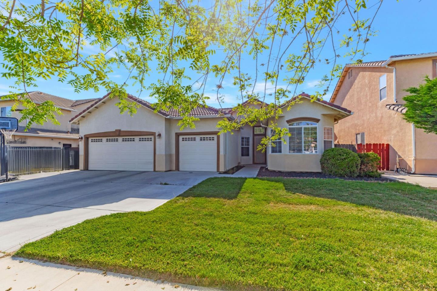 Detail Gallery Image 4 of 34 For 839 S Susan Ave, Kerman,  CA 93630 - 4 Beds | 2 Baths