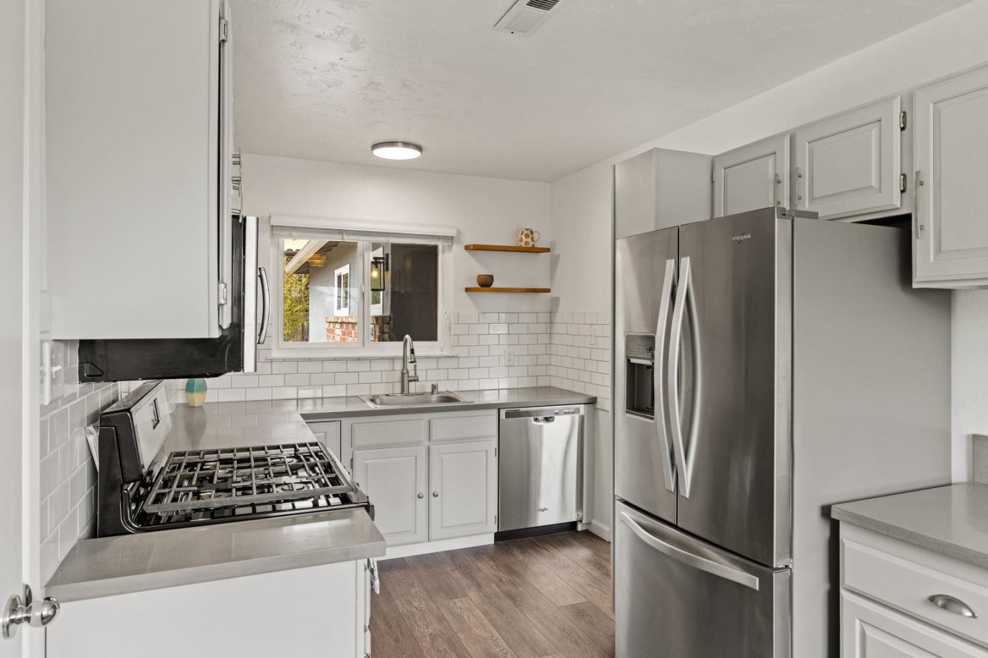 Detail Gallery Image 12 of 27 For 604 Mar Vista Dr, Monterey,  CA 93940 - 3 Beds | 2 Baths