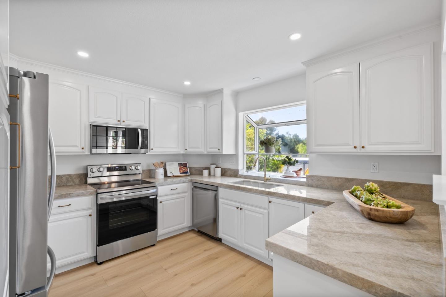 Detail Gallery Image 8 of 27 For 721 Hibiscus Pl, San Jose,  CA 95117 - 3 Beds | 2/1 Baths