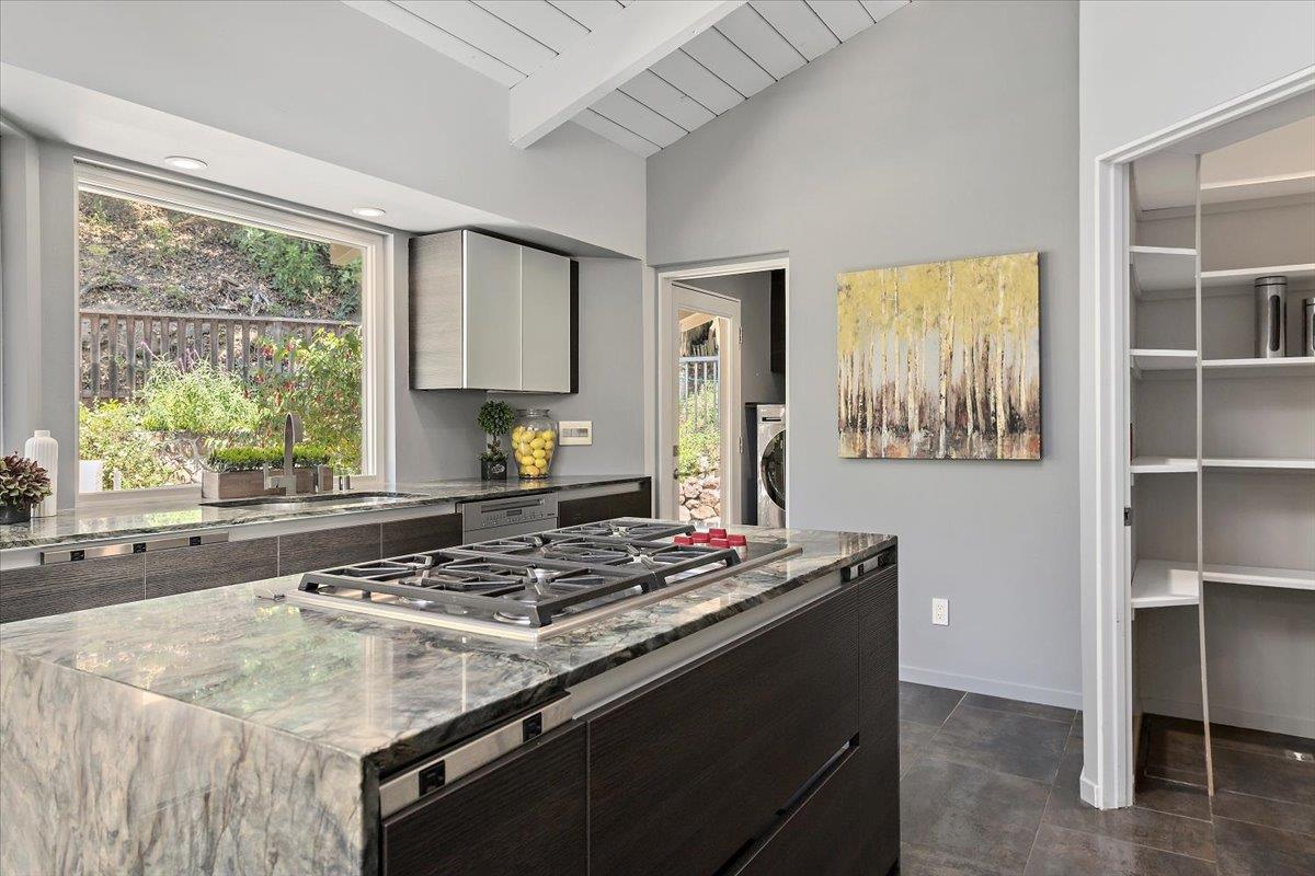 Detail Gallery Image 11 of 41 For 135 Lynton Ave, San Carlos,  CA 94070 - 4 Beds | 4 Baths