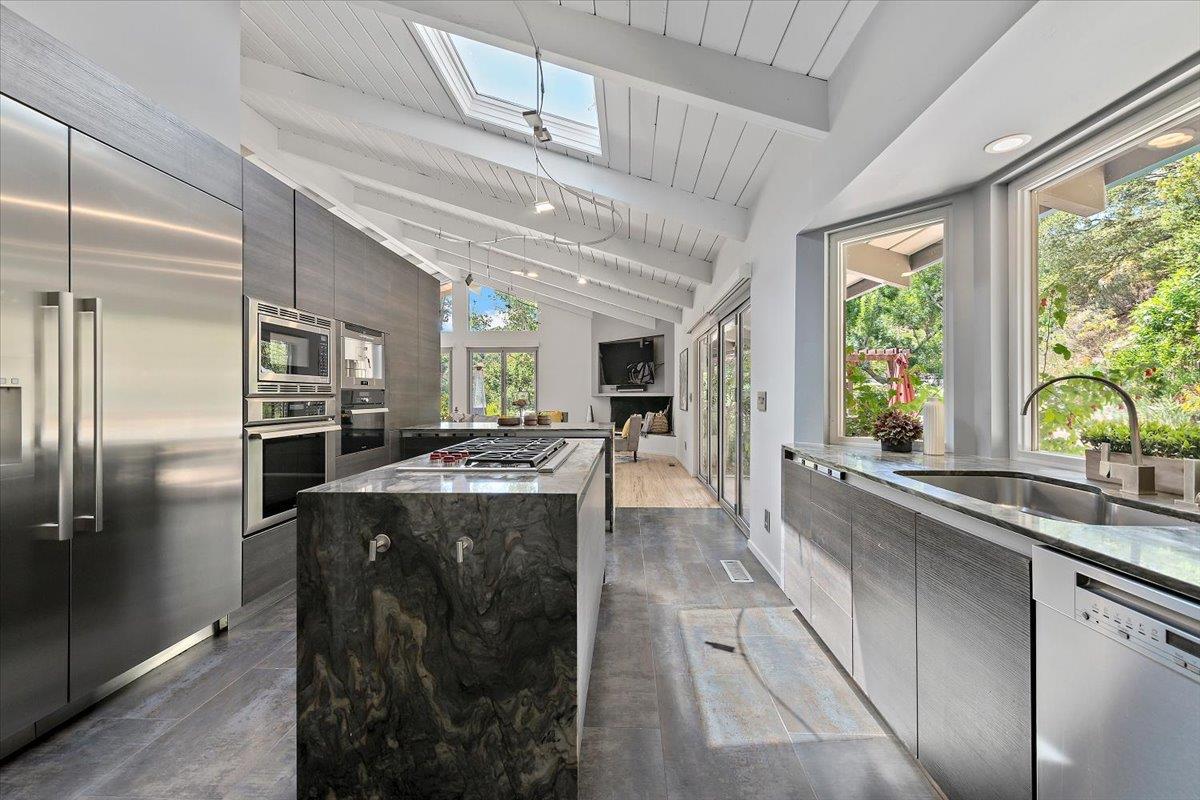 Detail Gallery Image 12 of 41 For 135 Lynton Ave, San Carlos,  CA 94070 - 4 Beds | 4 Baths