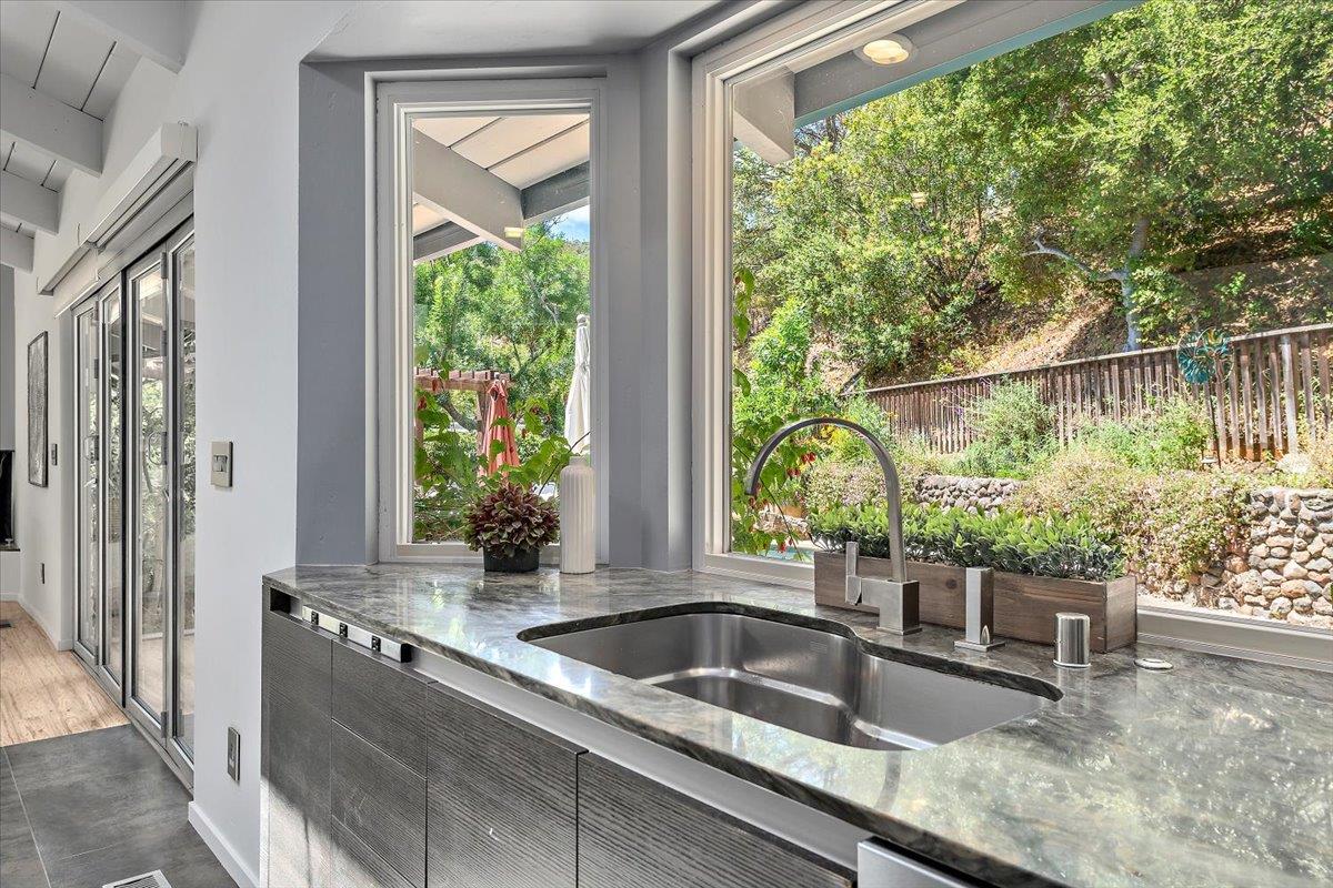 Detail Gallery Image 13 of 41 For 135 Lynton Ave, San Carlos,  CA 94070 - 4 Beds | 4 Baths