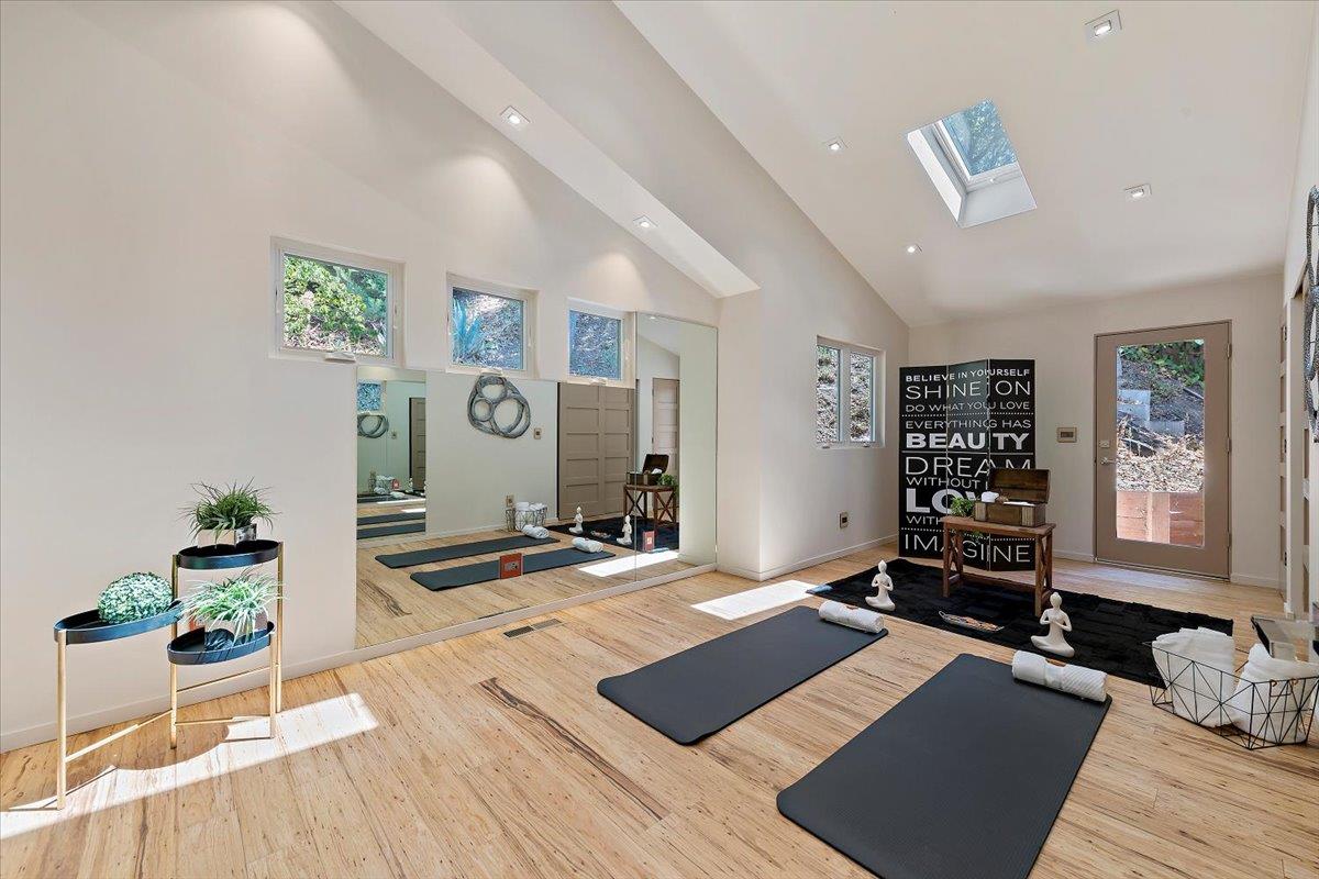 Detail Gallery Image 17 of 41 For 135 Lynton Ave, San Carlos,  CA 94070 - 4 Beds | 4 Baths