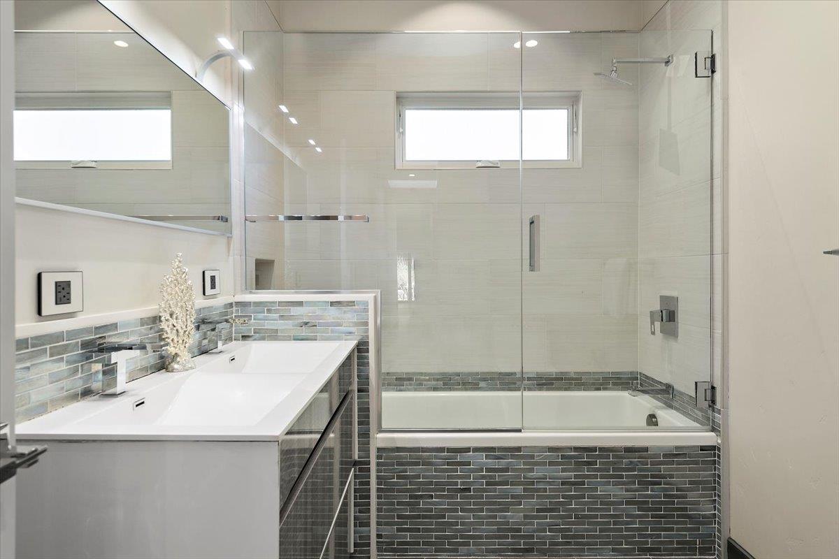 Detail Gallery Image 21 of 41 For 135 Lynton Ave, San Carlos,  CA 94070 - 4 Beds | 4 Baths