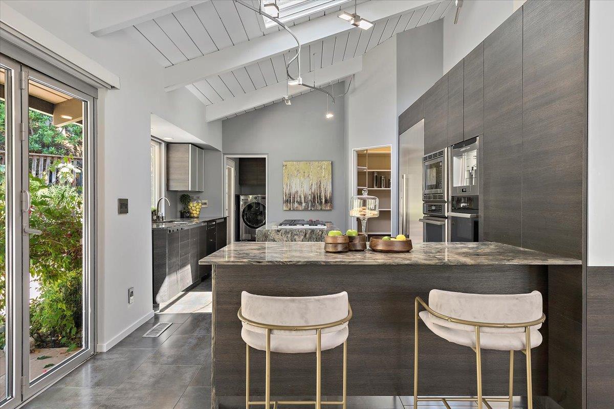 Detail Gallery Image 9 of 41 For 135 Lynton Ave, San Carlos,  CA 94070 - 4 Beds | 4 Baths