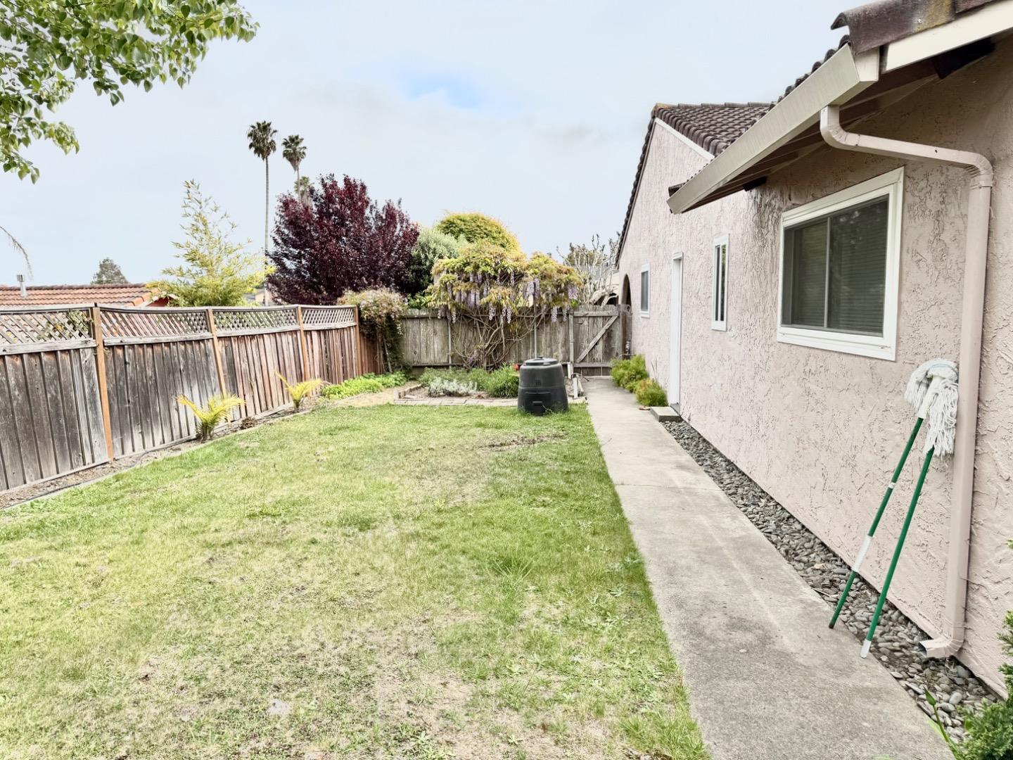 Detail Gallery Image 14 of 19 For 74 Meadow Ter, Watsonville,  CA 95076 - 3 Beds | 2 Baths