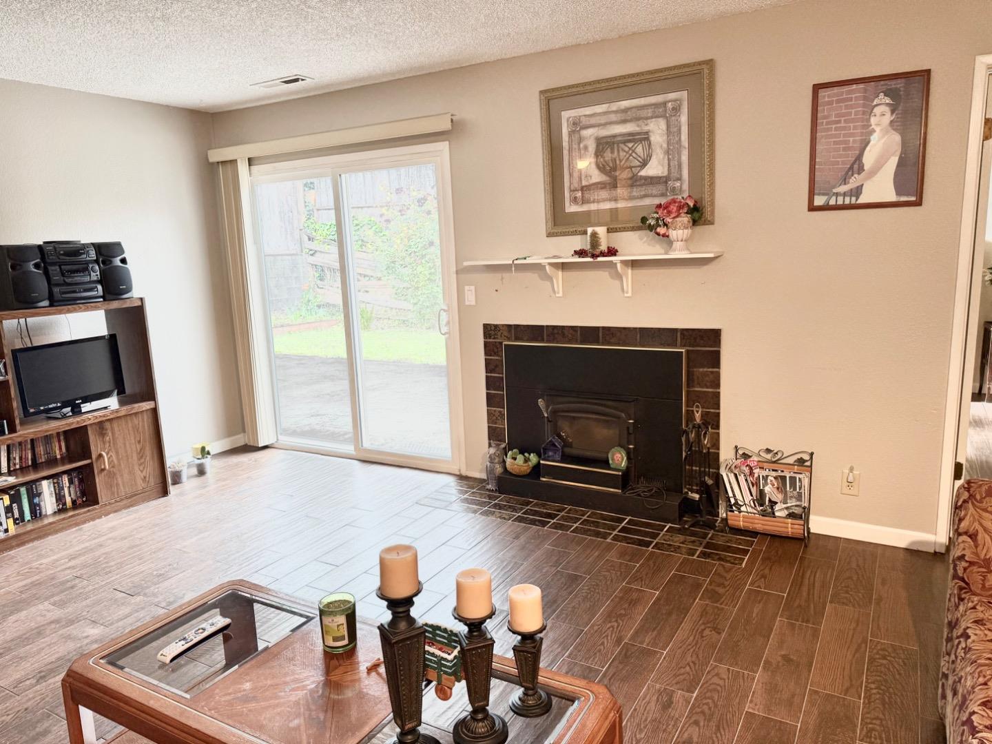 Detail Gallery Image 3 of 19 For 74 Meadow Ter, Watsonville,  CA 95076 - 3 Beds | 2 Baths