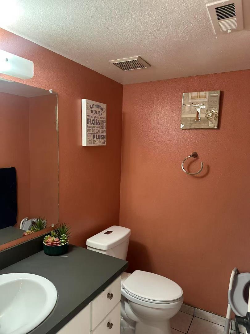 Detail Gallery Image 3 of 8 For 3495 Sugarcreek Dr, San Jose,  CA 95121 - 3 Beds | 2/1 Baths