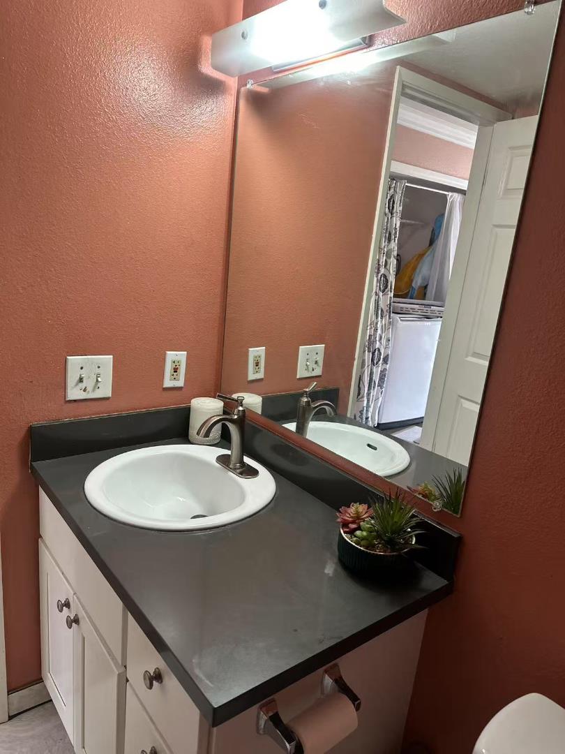 Detail Gallery Image 4 of 8 For 3495 Sugarcreek Dr, San Jose,  CA 95121 - 3 Beds | 2/1 Baths