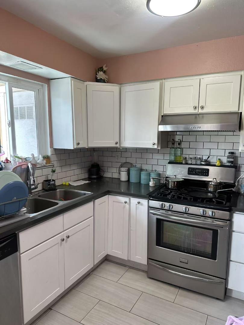 Detail Gallery Image 5 of 8 For 3495 Sugarcreek Dr, San Jose,  CA 95121 - 3 Beds | 2/1 Baths