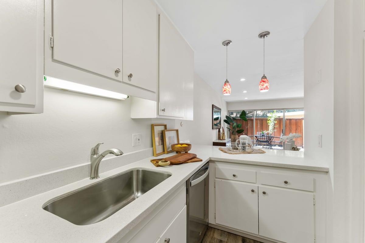 Detail Gallery Image 3 of 20 For 1101 Continentals Way #104,  Belmont,  CA 94002 - 1 Beds | 1 Baths